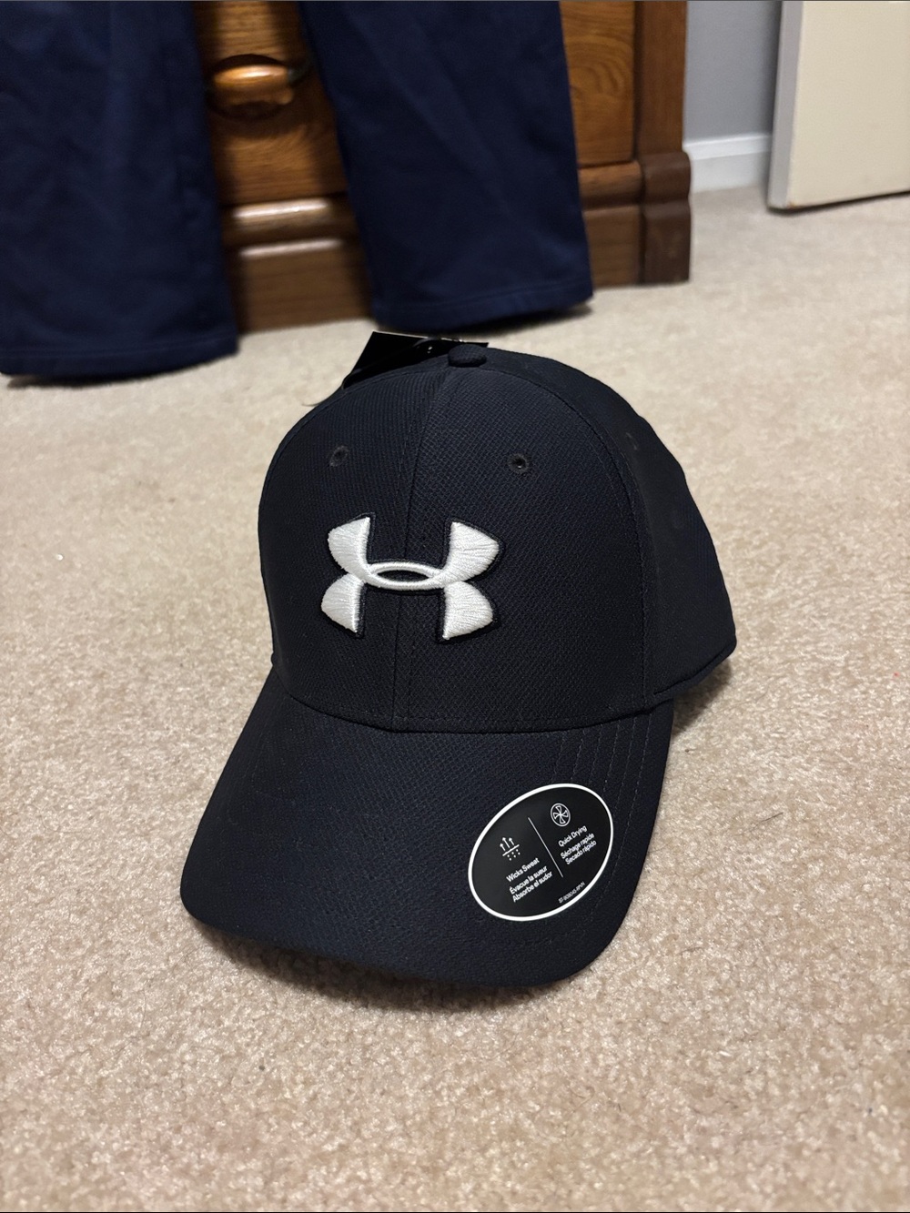 Under Armour Hat Black with White Embroidered Logo Men’s Size L/XL NWT